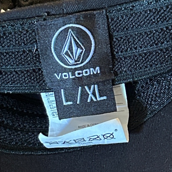 Volcom Full Stone Flexfit hat in black, EUC - Picture 7 of 7